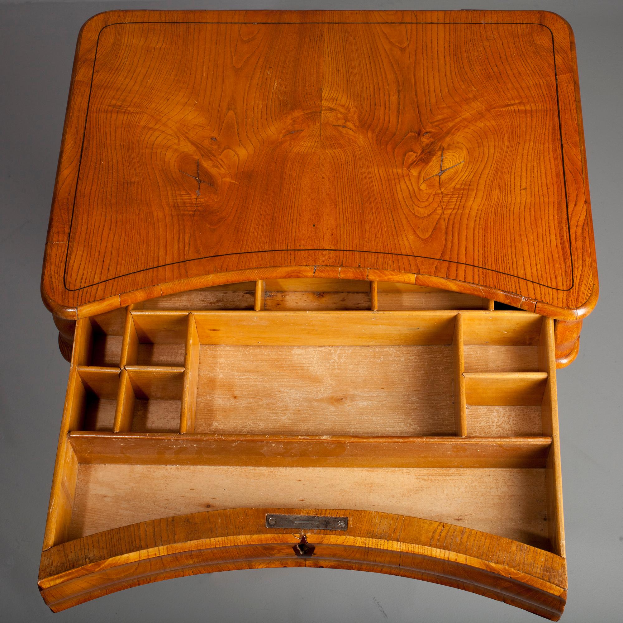 SYBORD, biedermeier 1820/30-tal, fanerad i almträd, Nordeuropa.