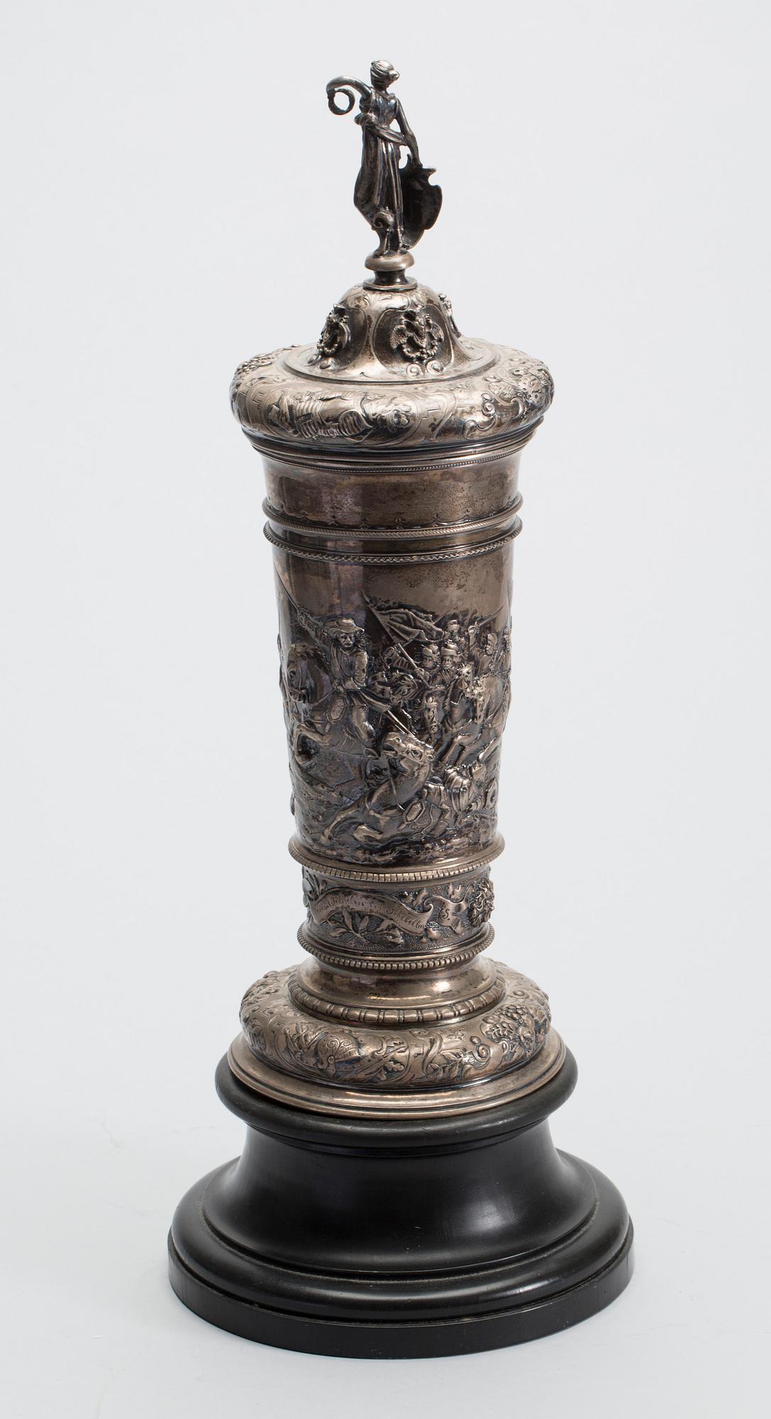 PRAKTPOKAL MED LOCK, silver 800/1000, barockstil, Tyskland. Ca 800g.