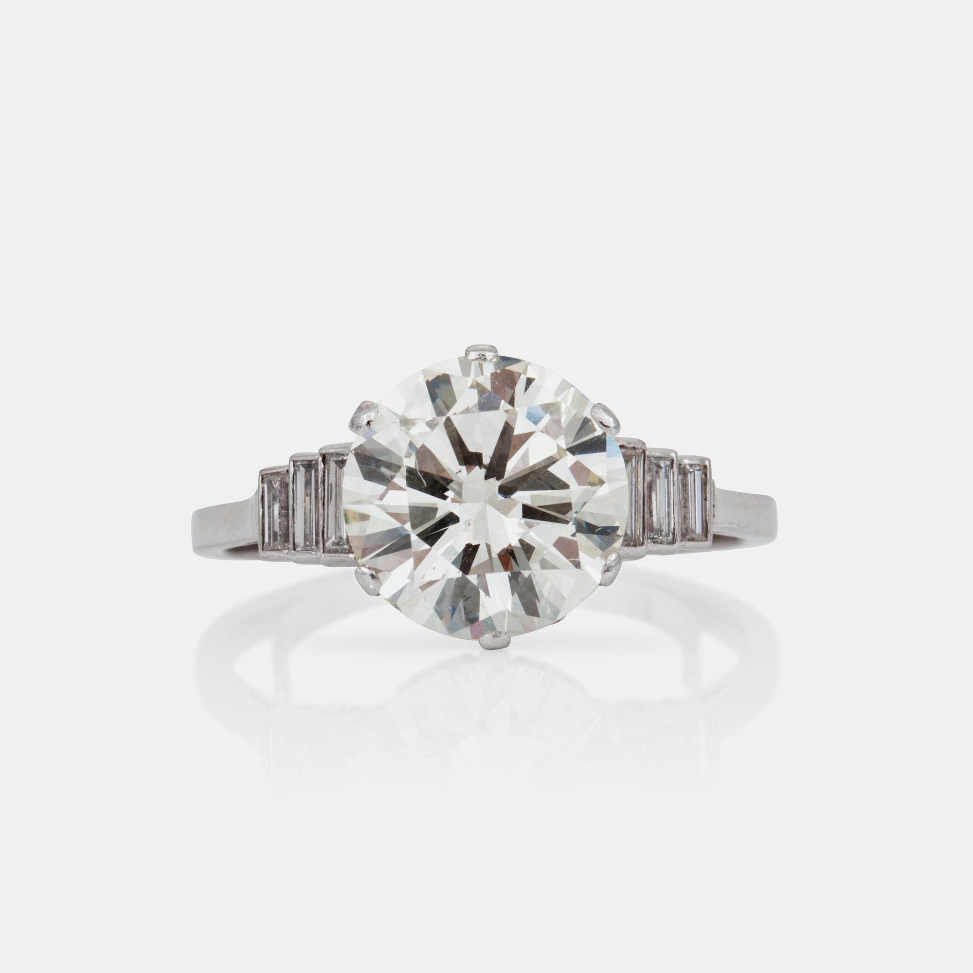 RING med gammalslipad diamant, ca 3.50 ct, flankerad av baguetteslipade diamanter.