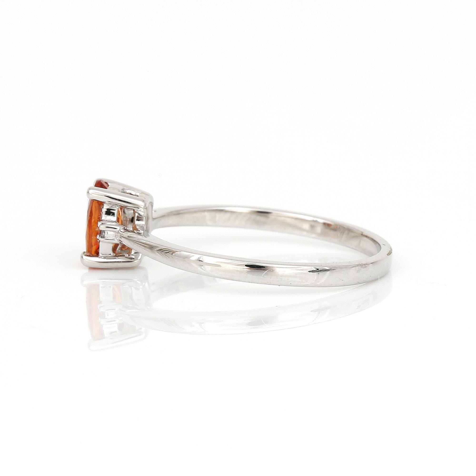 RING, 9K vitguld med ovalslipad orange safir, ca 0,44 ct samt diamanter, tot ca 0,01 ct. Total vikt ca 1,12 g.