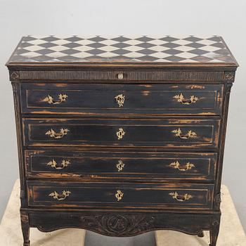 A 18TH CENTURY OAK CHEST OF DRAWERS.