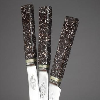 KNIVAR, 3 st, skaft i porfyr. 1800/1900-tal.