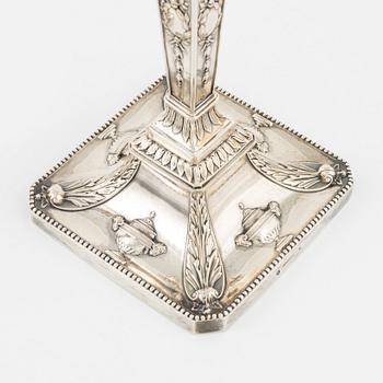 Ljusstakar ett par, silver, Louis XVI-stil, Wien, Österrike, omkring år 1900.