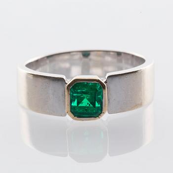 RING, 18K vitguld med smaragd ca 1.00 ct.