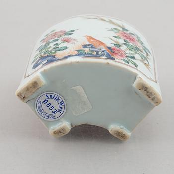 Two Chinese tea caddies with covers, Qing dynasty, early 18th century.