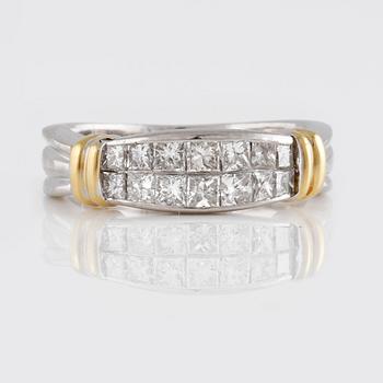 RING, 18K guld och platina med prinsesslipade diamanter ca 1.00 ct. Vikt 7,9 gram.