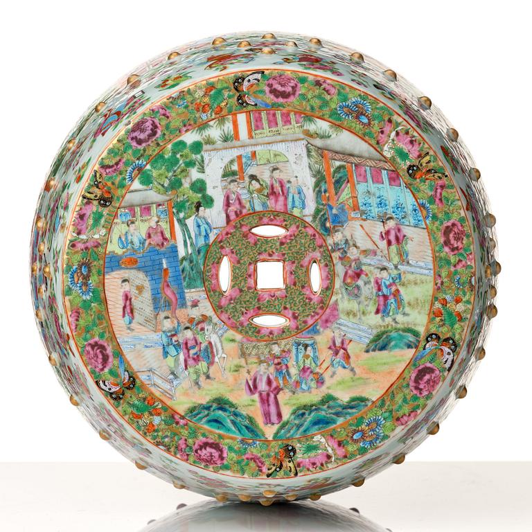 A famille rose Canton garden seat, Qing dynasty, 19th Century.