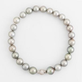Collier med odlade Tahitipärlor och lås 18K vitguld med briljantslipade diamanter totalt ca 1,5 ct.