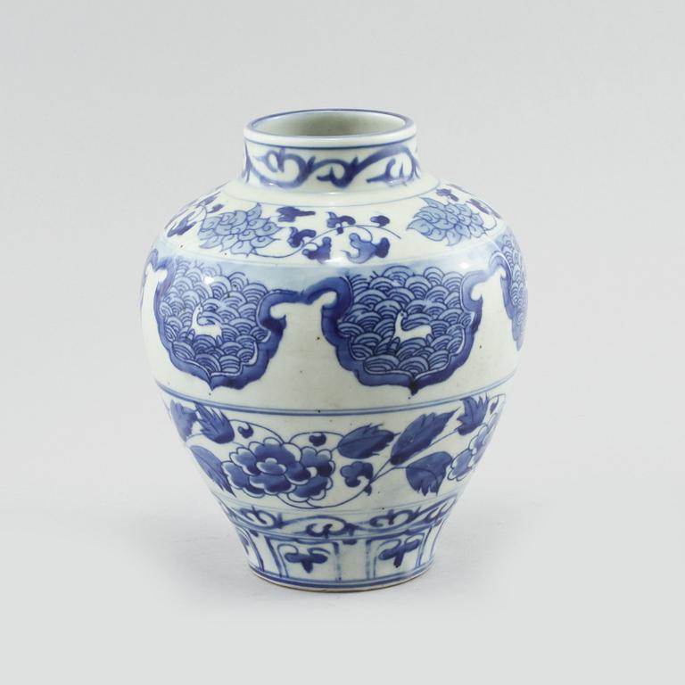 URNA, porslin, Kina, Mingstil, Qingdynastin (1644-1912).