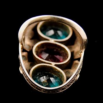 RING, silver, otydliga svenska stämplar, med röd och gröna stenar.