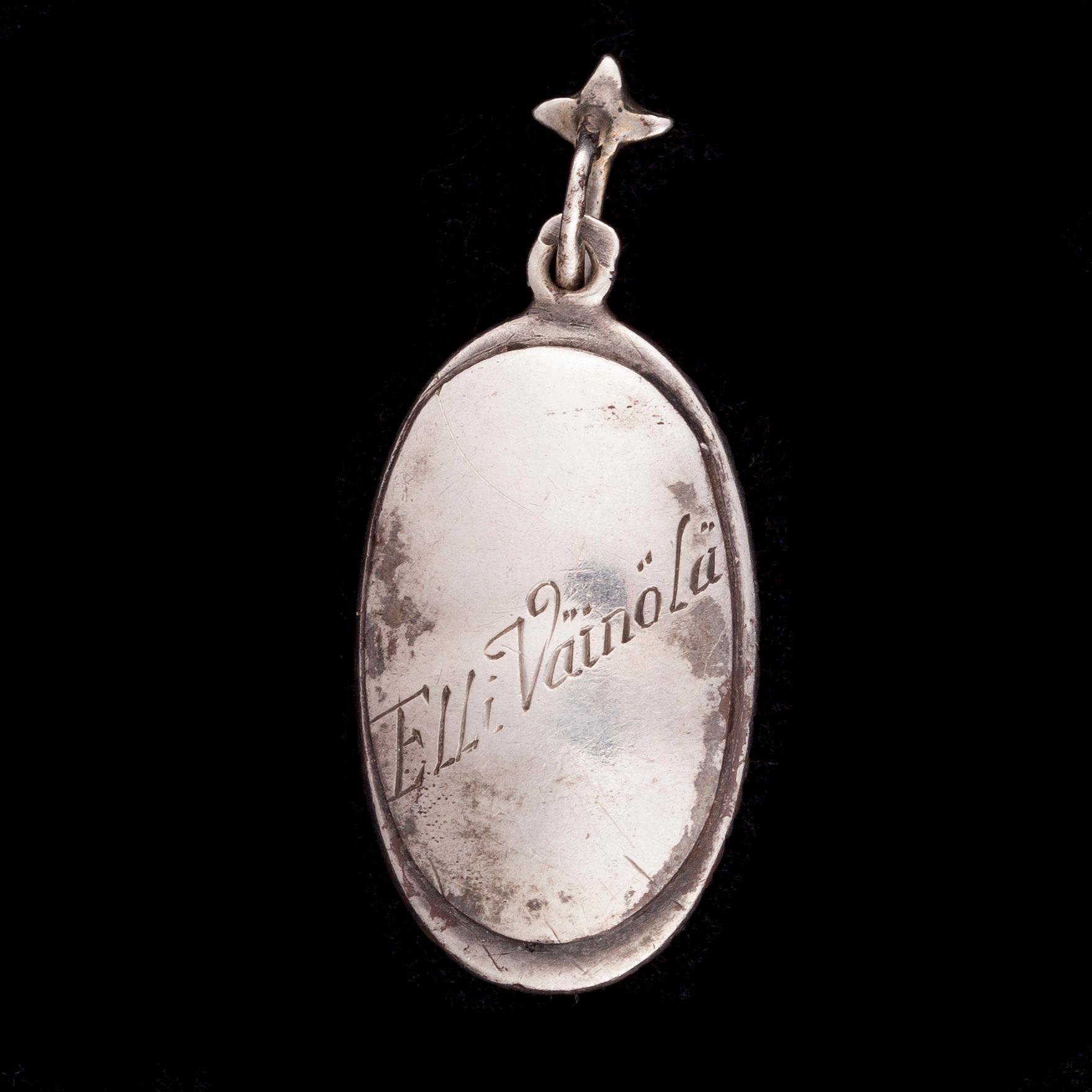 HÄNGE, silver, blå emaljering, färglösa stenar. 1900-talets början.