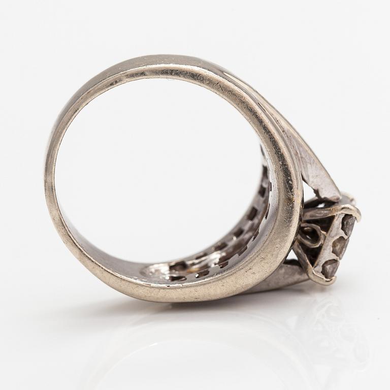 Ring, 14K vitguld, baguette- och princesslipade diamanter ca 1.90 ct tot.