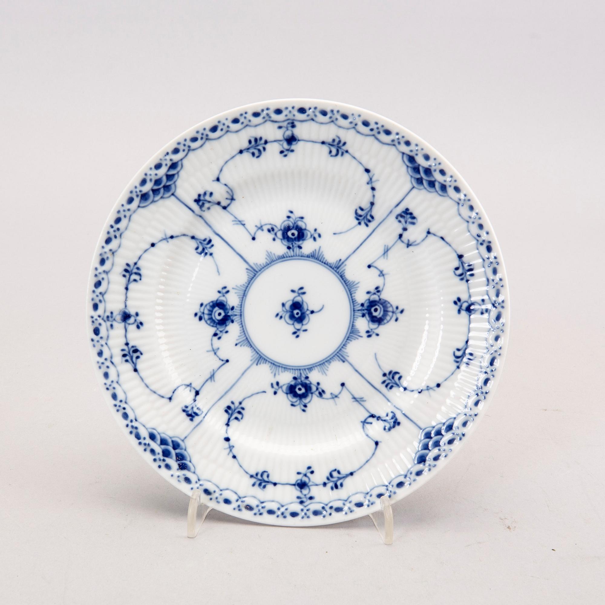 A 24 pcs Musselmalet service from Royal Copenhagen Denmark porcelain first half of the 20th century.