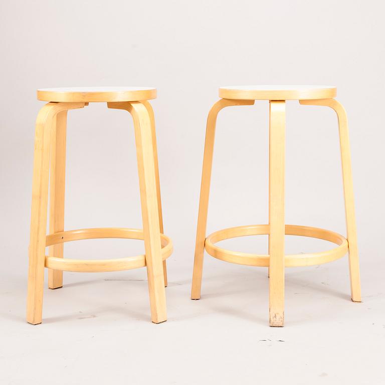 BARSTOLAR, ett par, modell 64, Alvar Aalto, Artek.