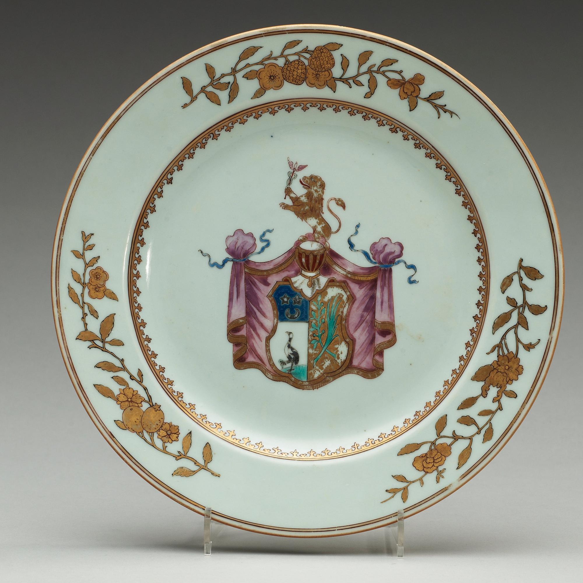 TALLRIKAR, två stycken, vapenporslin. Qing dynastin, 1700-tal.