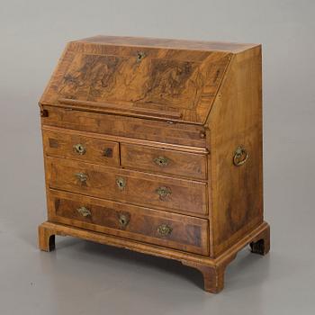 A 18TH CENTURY CHEST OF DRAWERS.