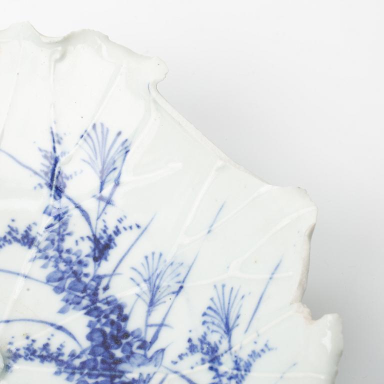 A pair of Japanese blue and white lotus-leaf shaped dishes, Meiji period (1868-1912).