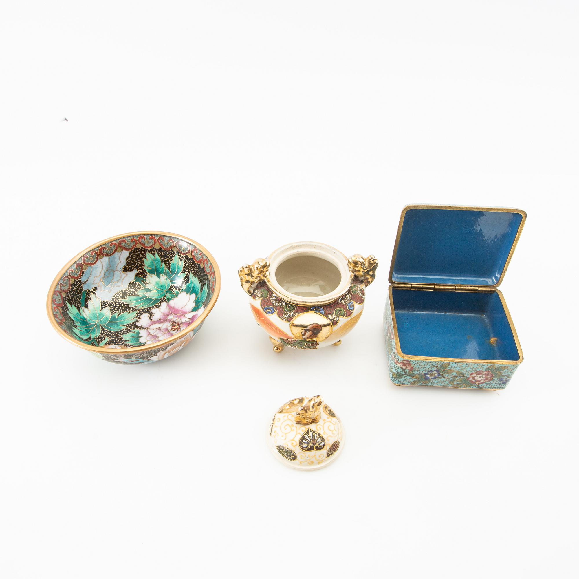 A collection of vases, bowls, and boxes 10 dlr Japan 20th century.