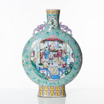 A large famille rose vase, Qing dynasty, 19th Century.