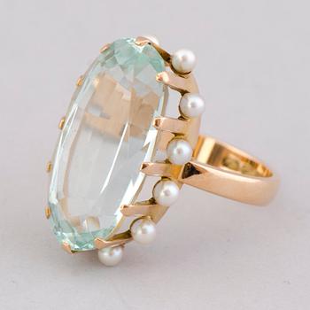 A RING, facetted aquamarine, cultured pearls, 14K gold. Veljekset Sundqvist, Helsinki 1963.