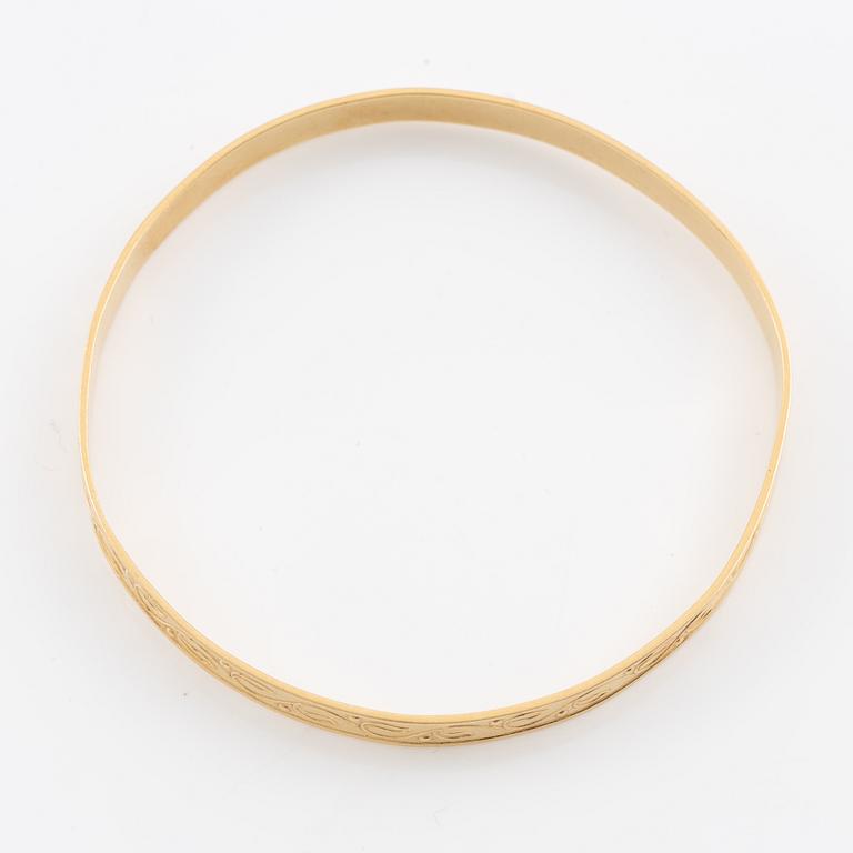 Arm ring, 18K gold with stylised decoration.