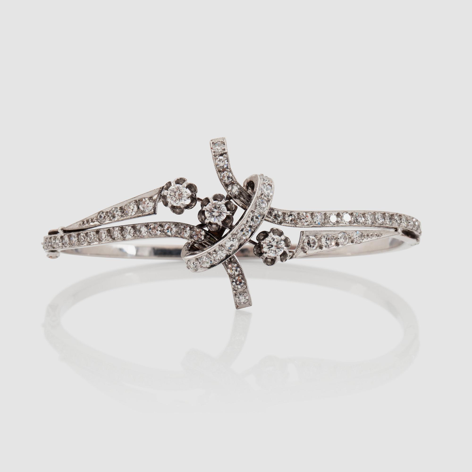 A bracelet with single- and brilliant-cut diamonds. Total carat weight circa 2.70 cts.