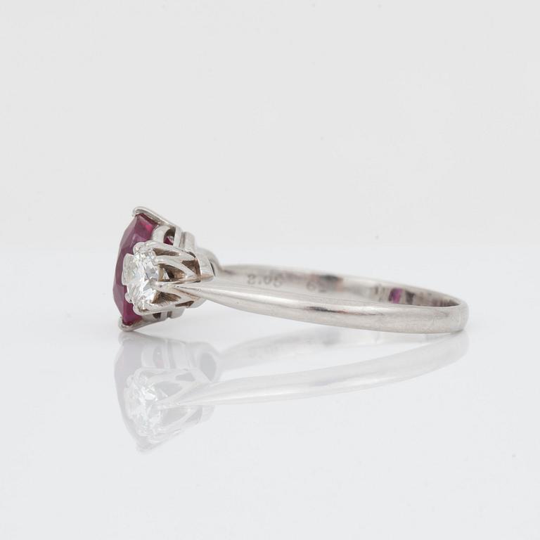 RING med rubin, 2.05 ct enligt gravyr, och briljantslipade diamanter, totalt ca 0.70 ct.