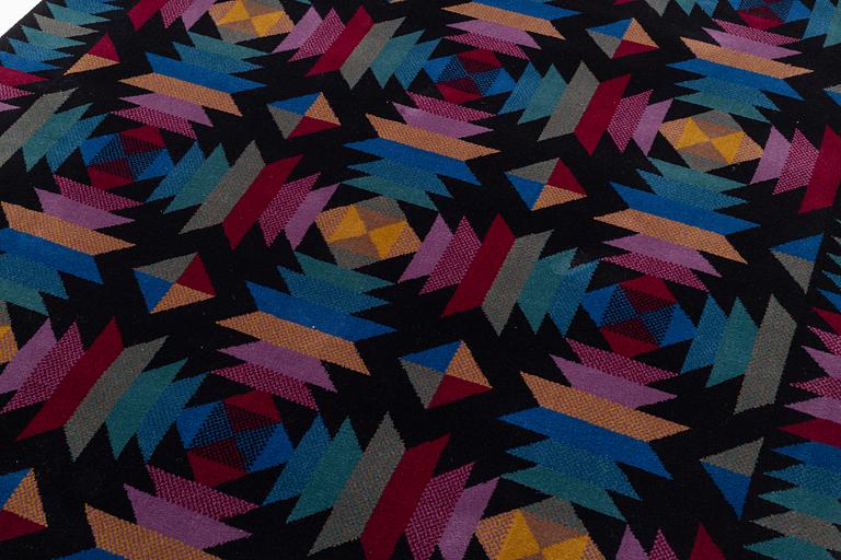 Matta. Missoni, maskingjord,  T&J Vestor, 247 x 165 cm.