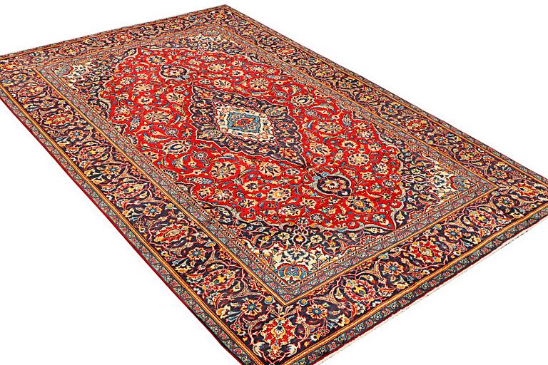 A Kashan carpet, c. 300 x 195 cm.