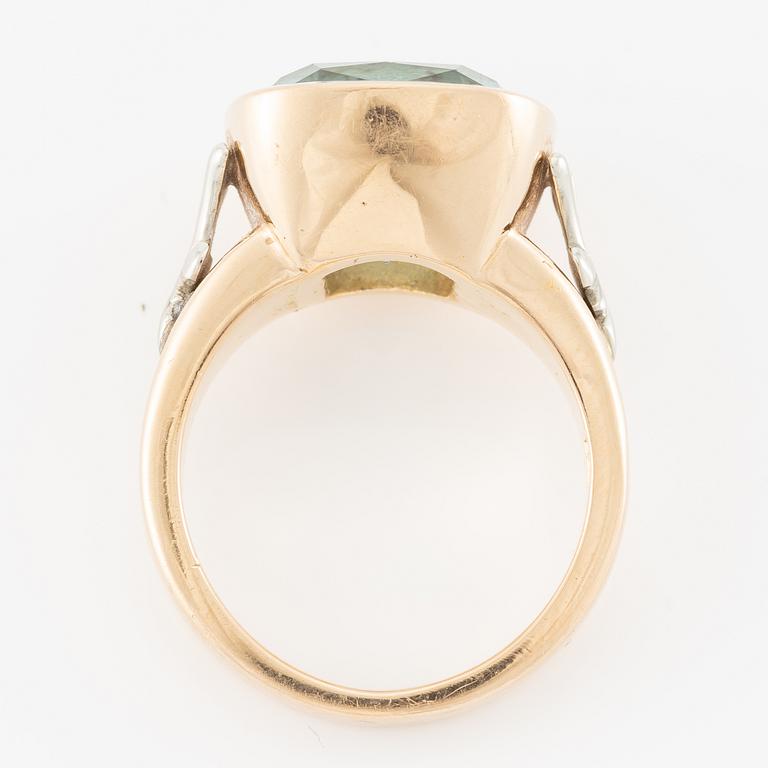 Ring, 18K gold with blue topaz.