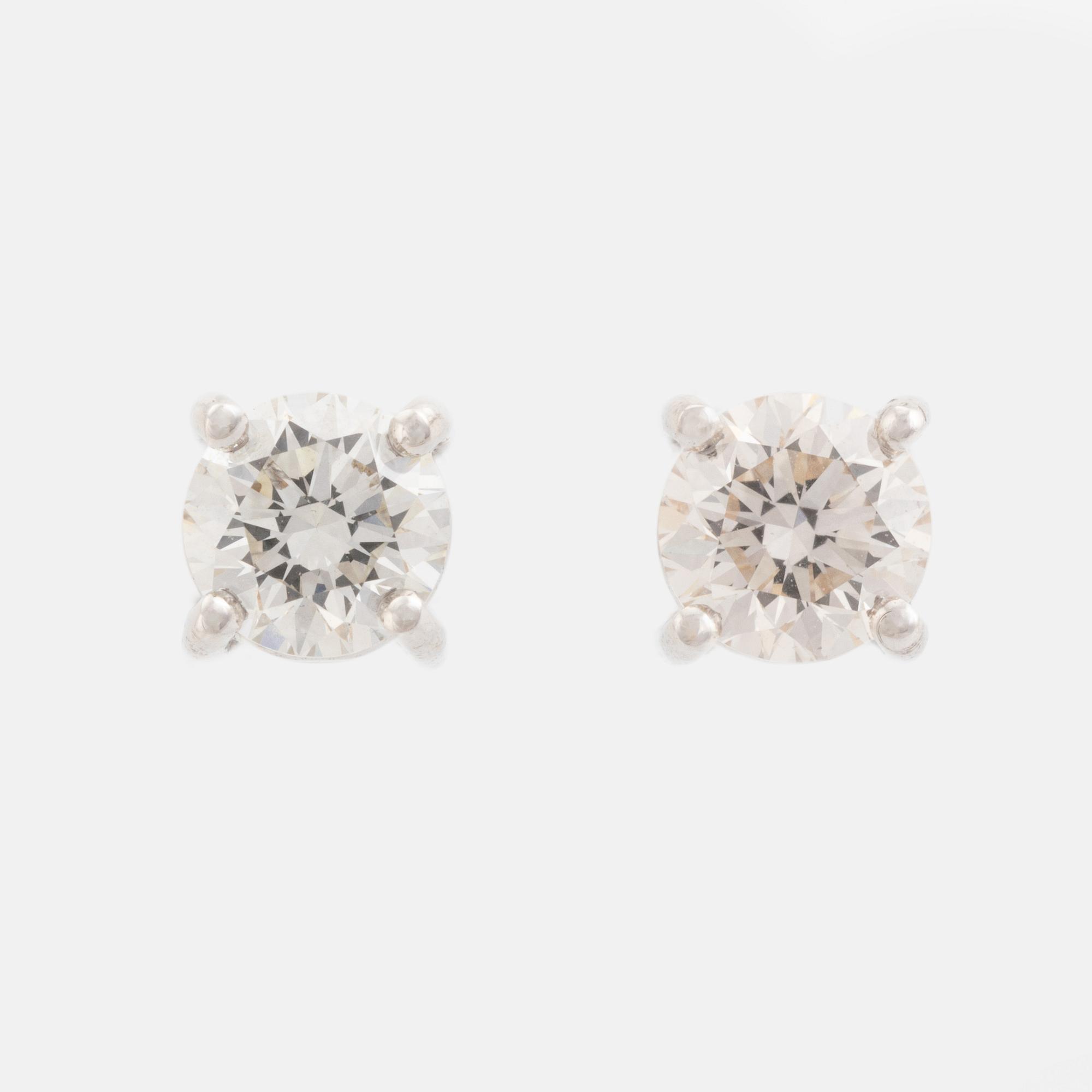 Örhängen med briljantslipade diamanter.