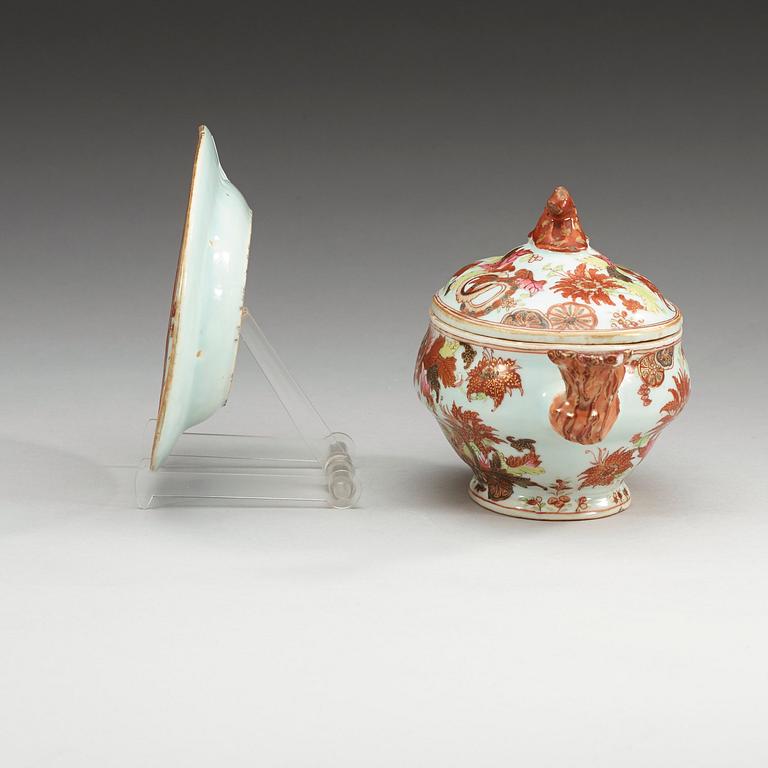 SMÖRTERRIN med LOCK, FAT och TALLRIKAR, två stycken, kompaniporslin. Qing dynastin, Qianlong (1736-95).