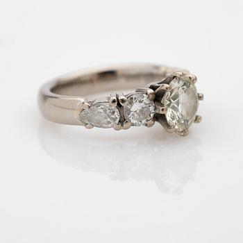 Ring, 18k guld med 5 diamanter.