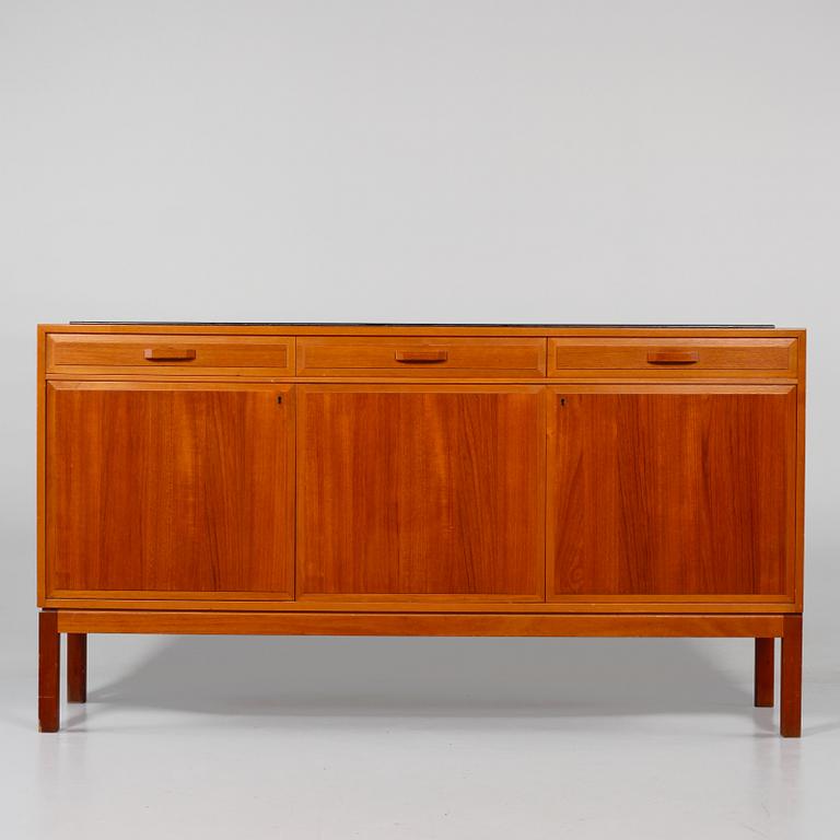 SIDEBOARD, omkring 1900-talets mitt.