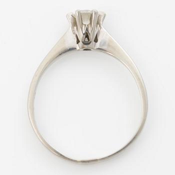 18K white gold ring with a brilliant-cut diamond.