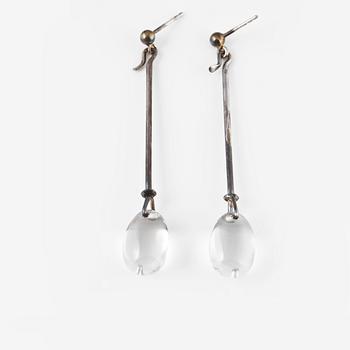 ÖRHÄNGEN, ett par, silver och bergkristall, ViviannnaTorun Bülow-Hübe för Georg Jensen. Vikt 5,8 gram.