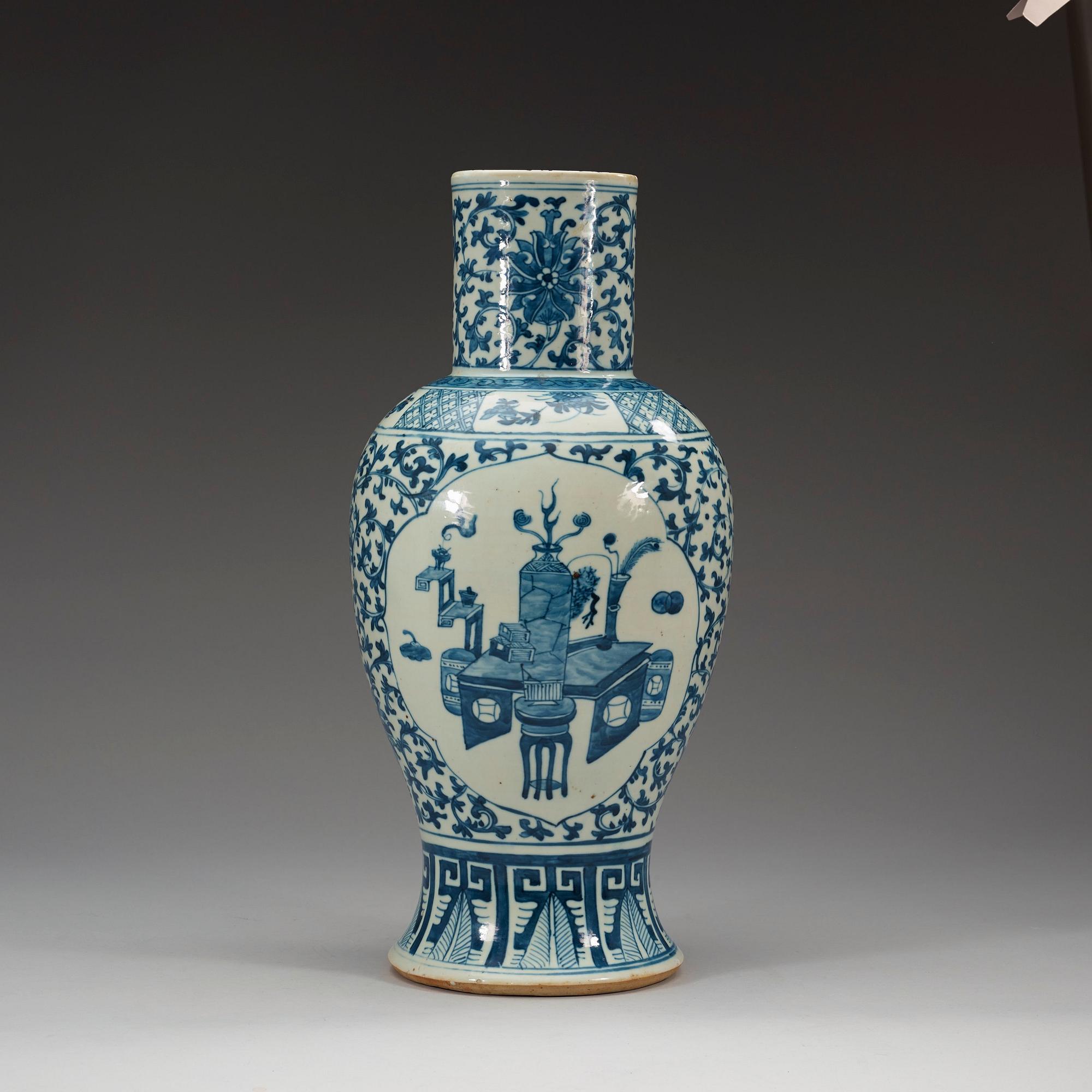 VAS, porslin. Qing dynastin (1644-1912).