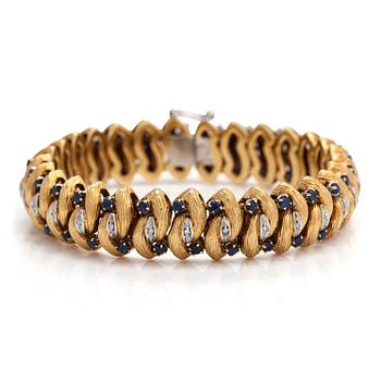 An 18K gold bracelet, diamonds approx. 0.14 ct in total and sapphires, Italy. Finnish import marks.