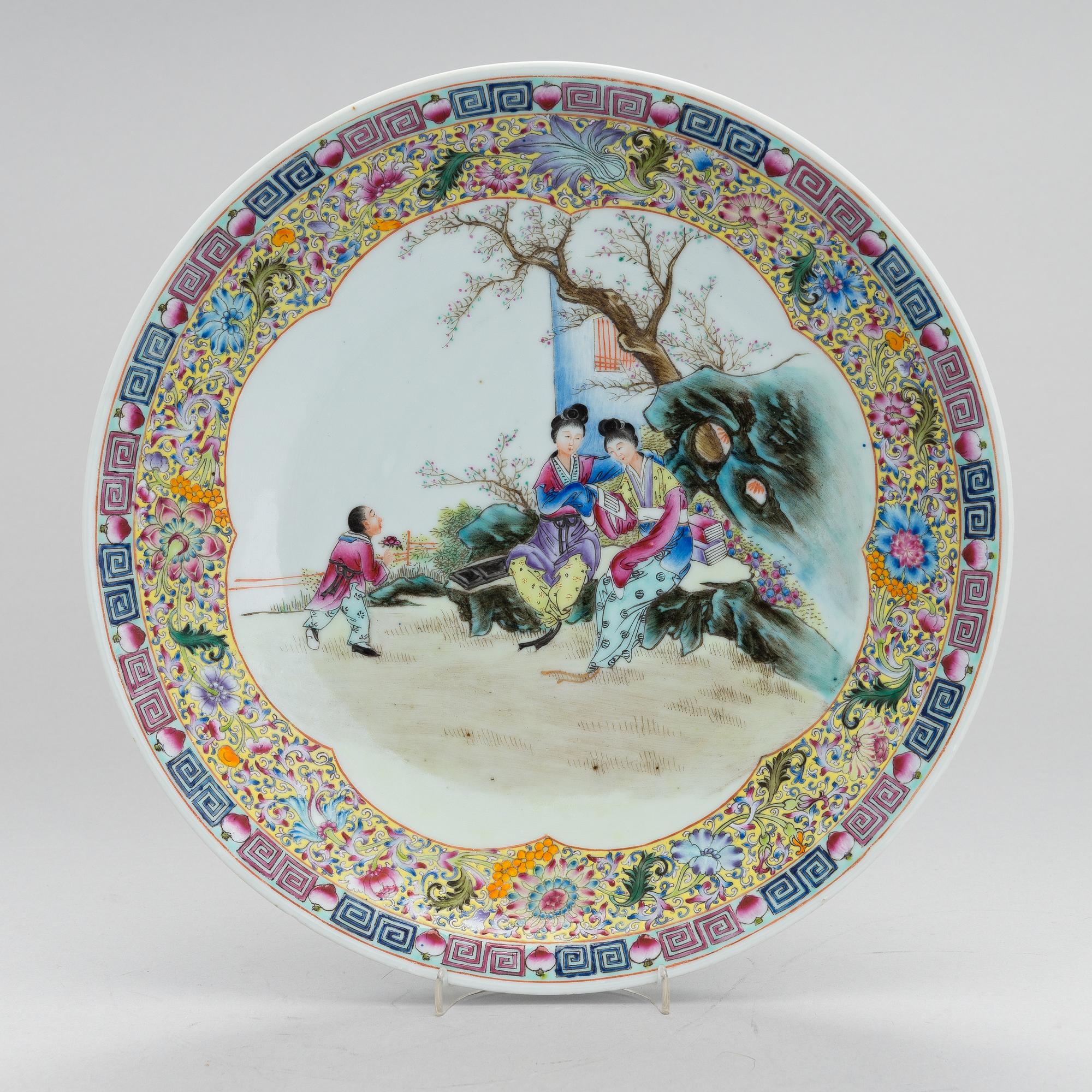 A 20th-century Chinese porcelain dish.