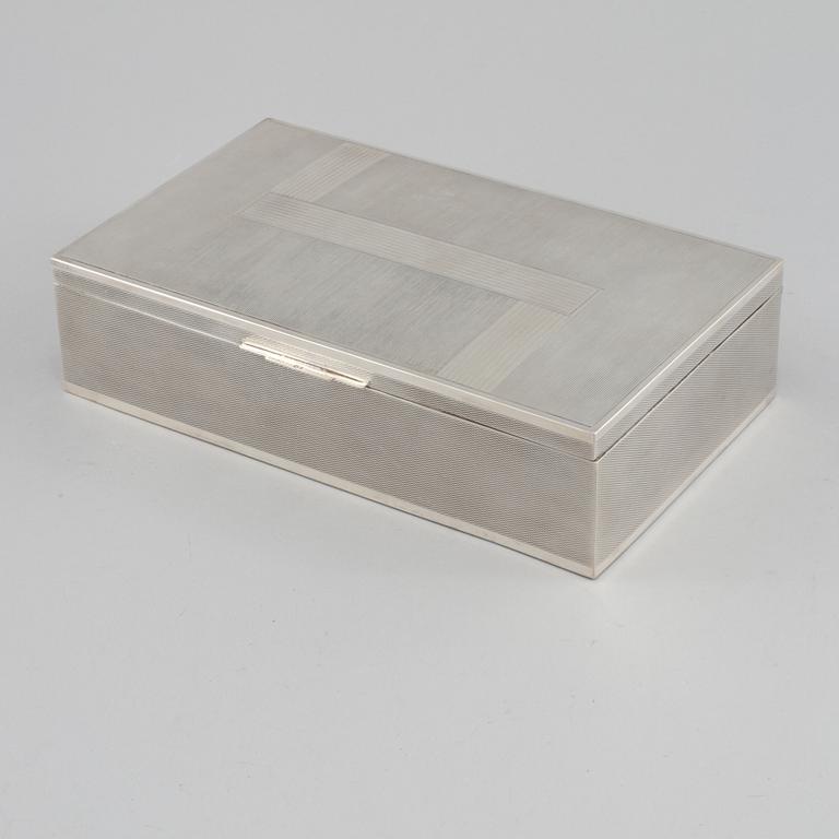 CIGARRSKRIN, silver, importstämplat, omkring 1900-talets mitt, total vikt 875 gram.