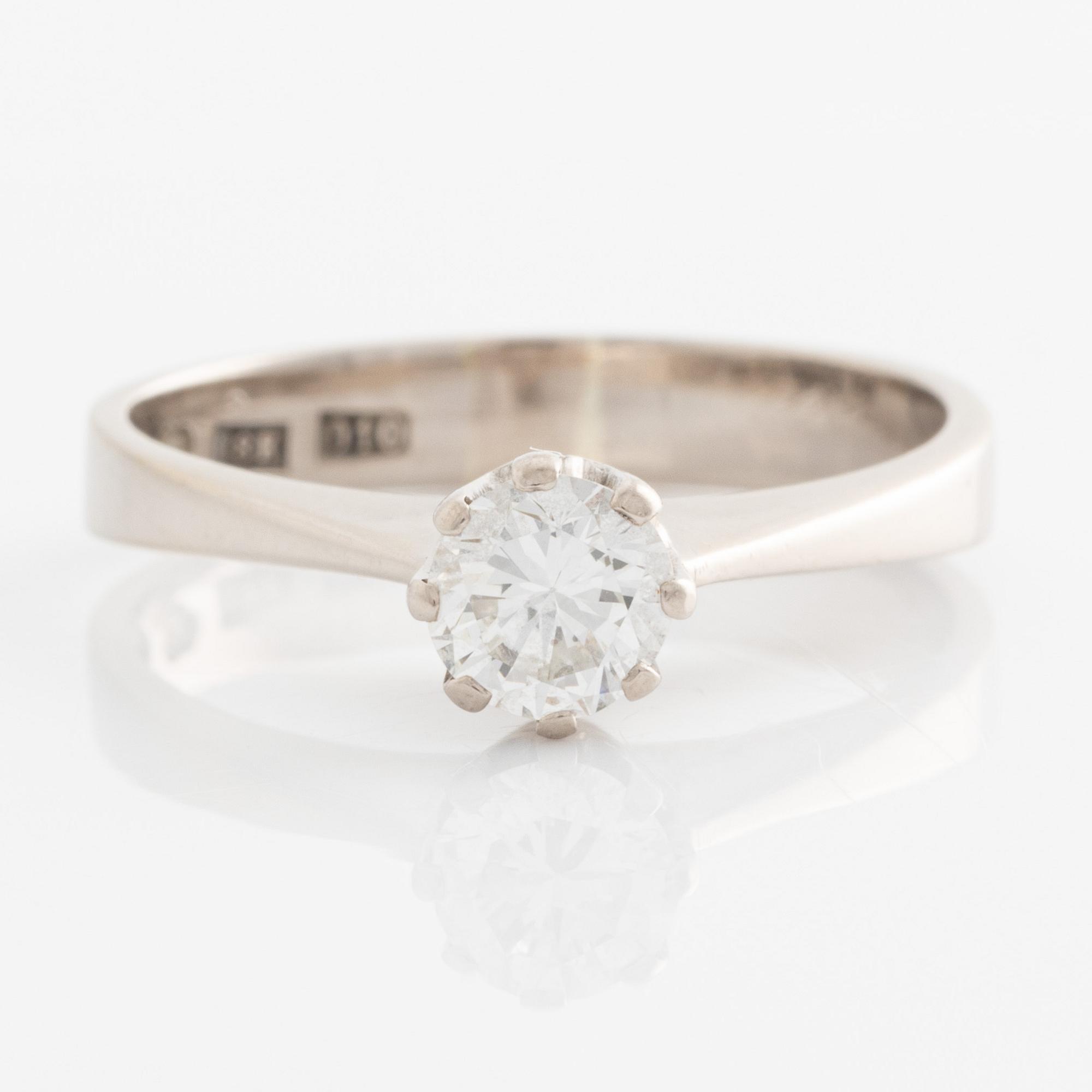 Ring 18K vitguld med en rund briljantslipad diamant.