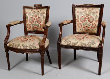 KARMSTOLAR, 2 st snarlika, gustaviansk stil, 1800-tal.