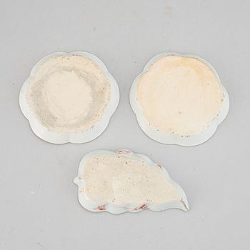 Skedfat, tre stycken, kompaniporslin. Qing dynastin, Qianlong (1736-95).