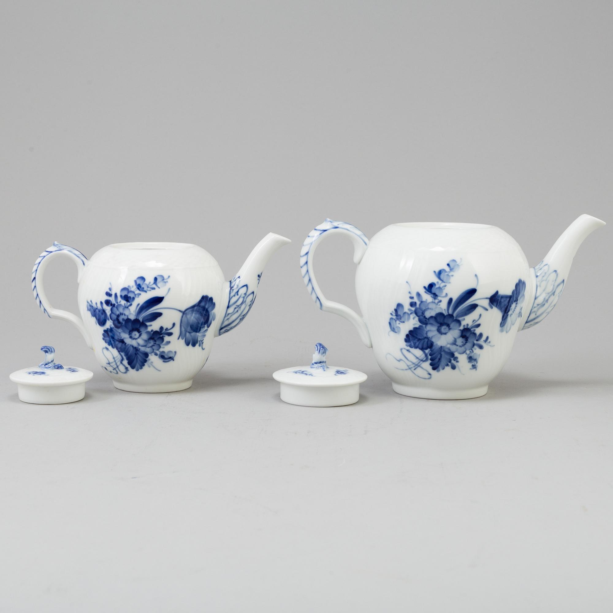 A 14 pc porcelain tableware "Blå blomst" from Royal Copenhagen.