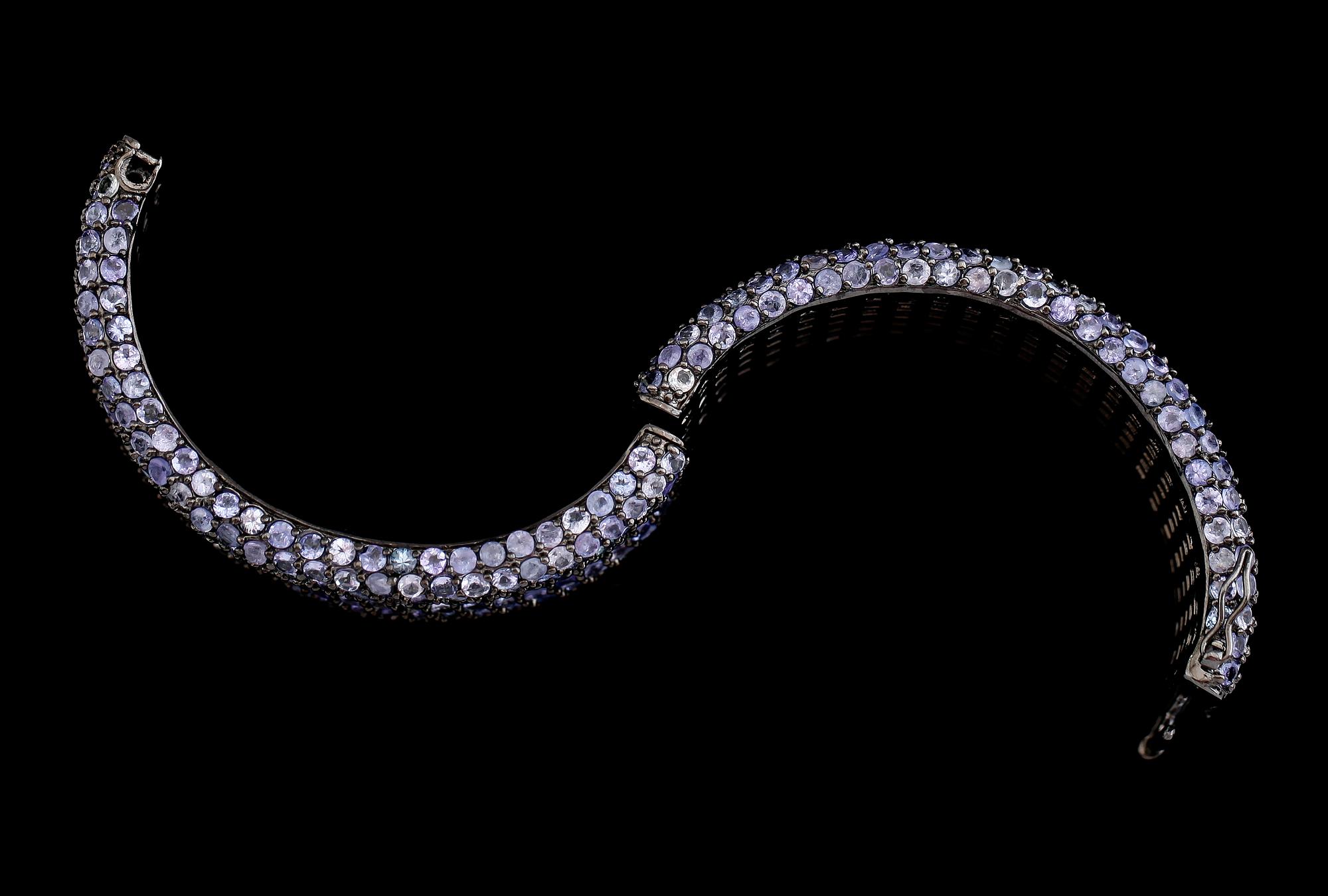 ARMBAND, rodinerat sterlingsilver, tanzaniter. Vikt ca 85 g.