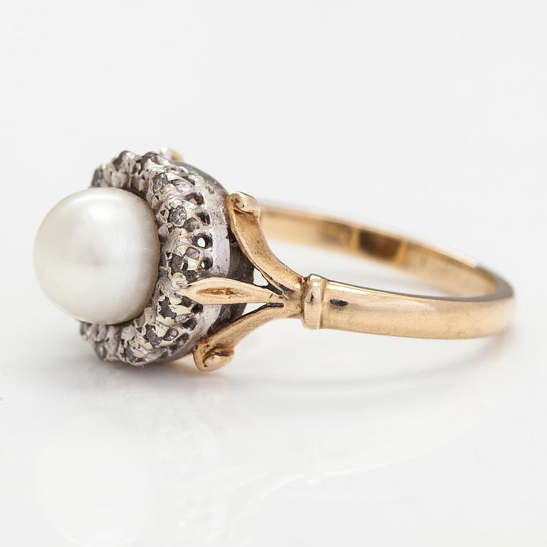 Ring, 9K guld, odlad pärla och diamanter ca 0.035 ct totalt. Storbritannien.