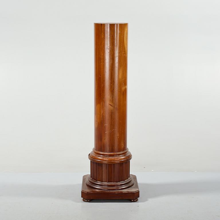 PIEDESTAL, omkring år 1900.