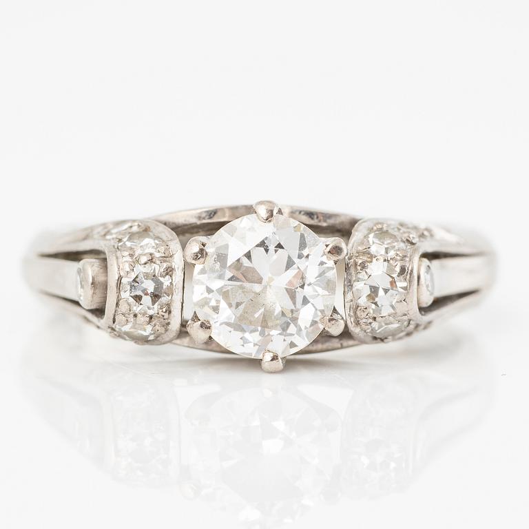 Ring, CG Hallberg, 18K guld med en rund briljantslipad diamant och åttkantslipade diamanter.