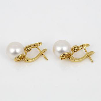 ÖRHÄNGEN, ett par, 14K guld med odlade saltvattenspärlor och briljantslipade diamanter tot ca 0,05 ct. Vikt ca 6,44 g.