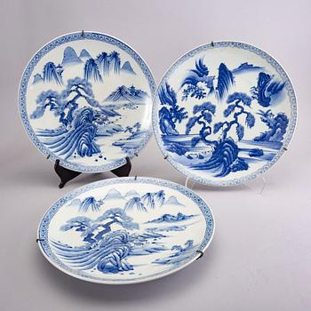 A set of three Japanese porcelain dishes, early 1900s.